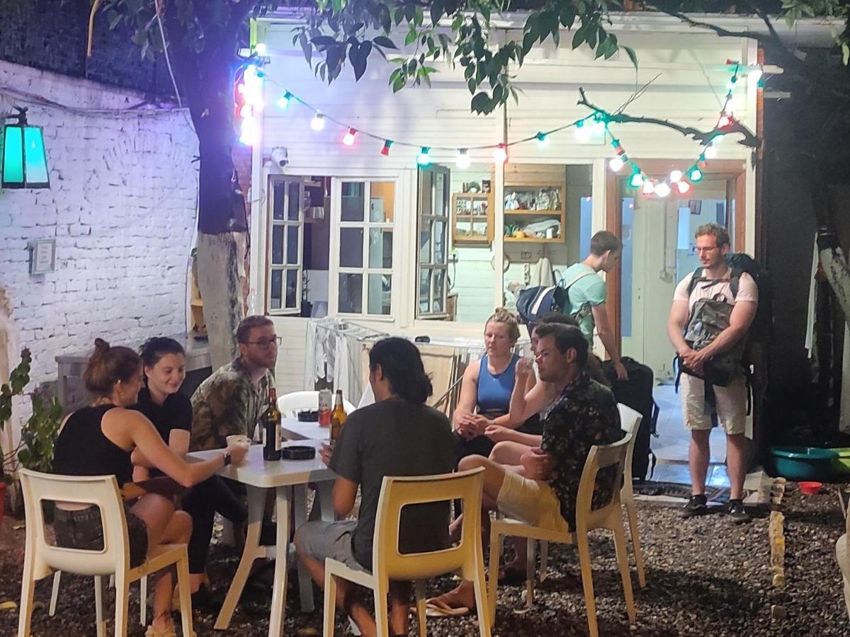 Zig Zag Hostel Tirana Exteriör bild