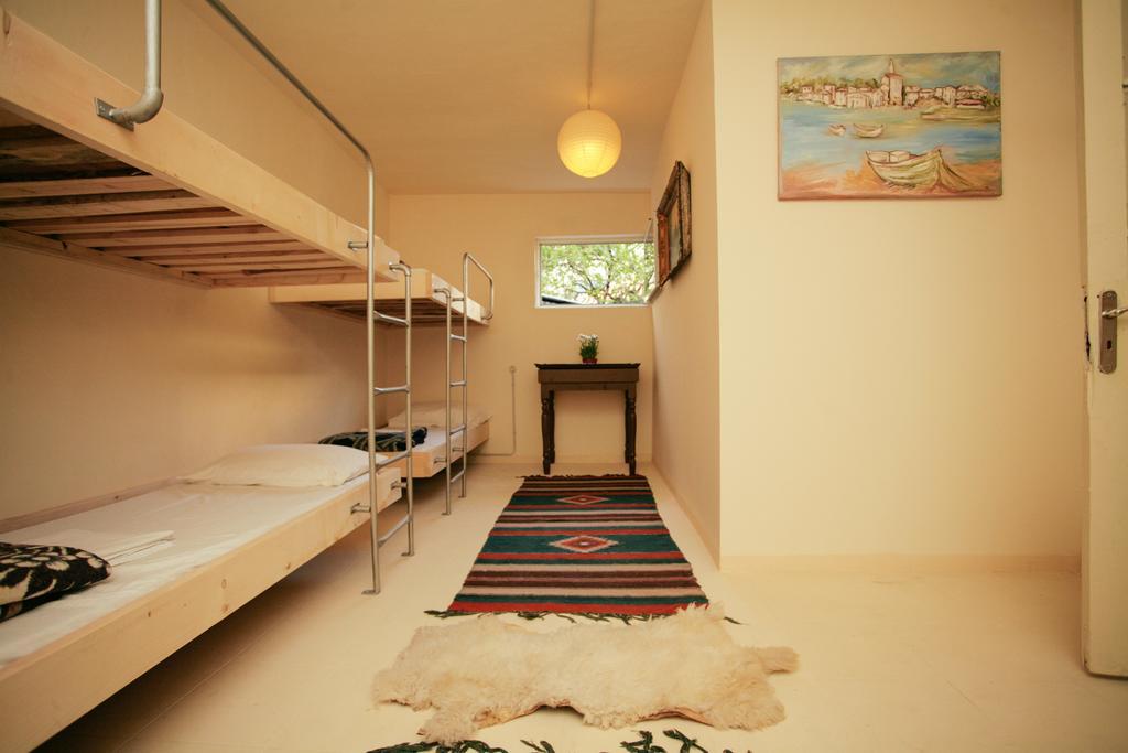 Zig Zag Hostel Tirana Exteriör bild