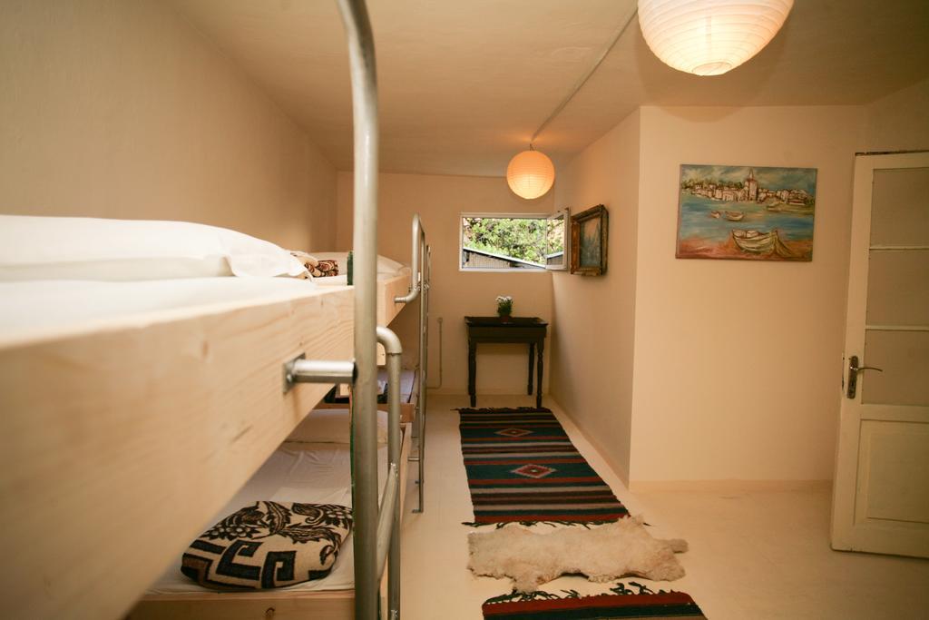 Zig Zag Hostel Tirana Rum bild