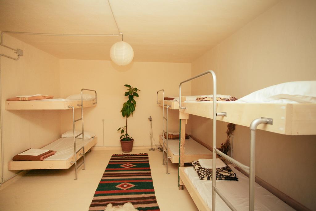 Zig Zag Hostel Tirana Rum bild
