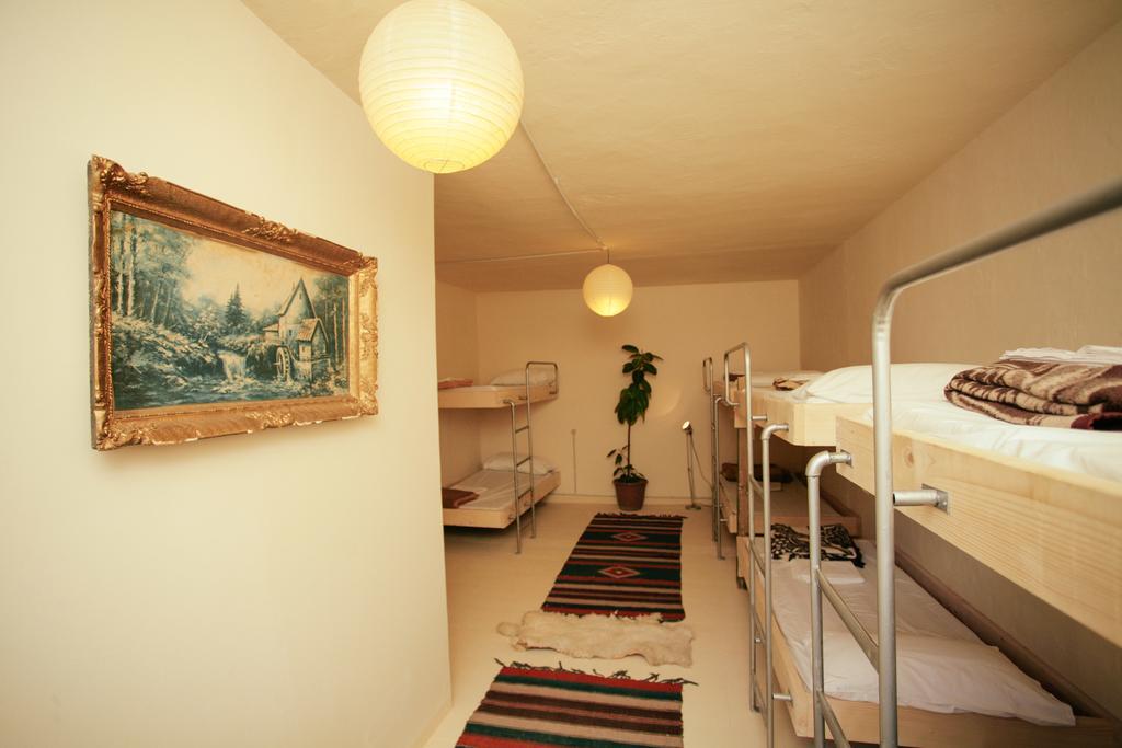 Zig Zag Hostel Tirana Exteriör bild