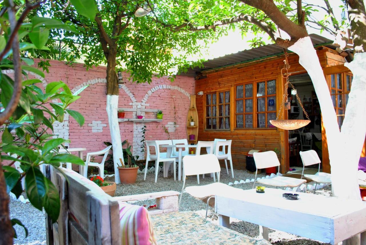 Zig Zag Hostel Tirana Exteriör bild